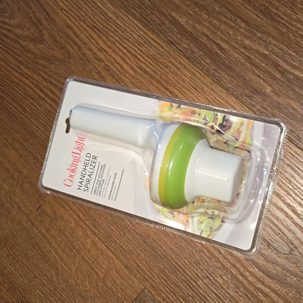NWT COOKING LIGHT HANDHELD SPIRALIZER.   #6161
